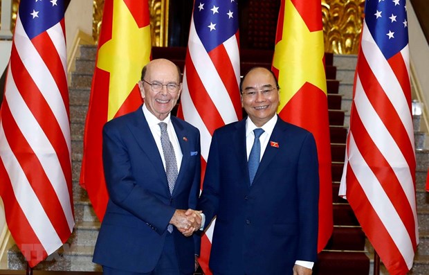 Prime Minister Nguyen Xuan Phuc (R) and US Secretary of Commerce Wilbur Ross (Photo: VNA)