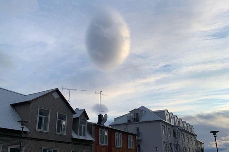 Đám mây hình quả trứng trên bầu trời Reykjavík, Iceland.