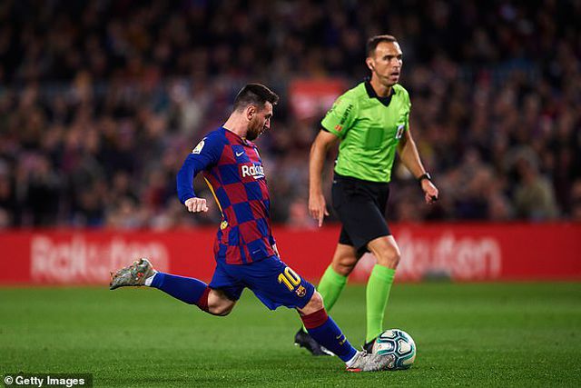 Messi nâng tỷ số lên 2-1 cho Barcelona trên chấm đá phạt