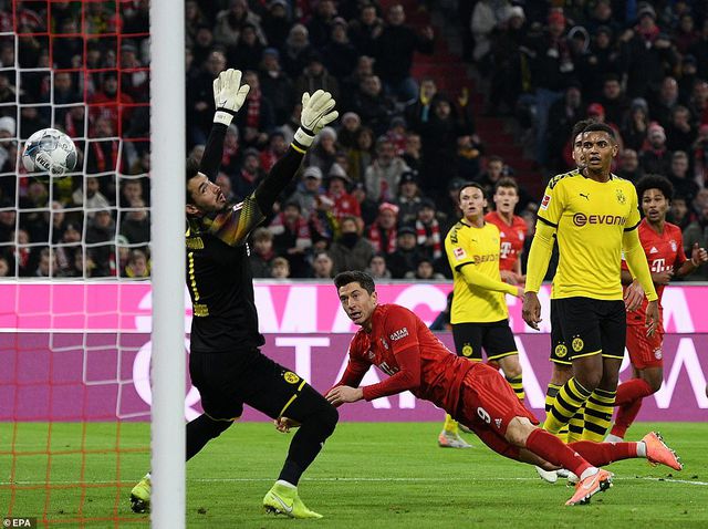 Lewandowski băng vào đánh đầu dũng mãnh mở tỷ số cho Bayern Munich ở phút 17 của trận đấu