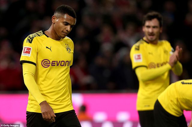 Vẻ mặt thất vọng của các cầu thủ đội khách Dortmund khi chứng kiến những bàn thua chớp nhoáng