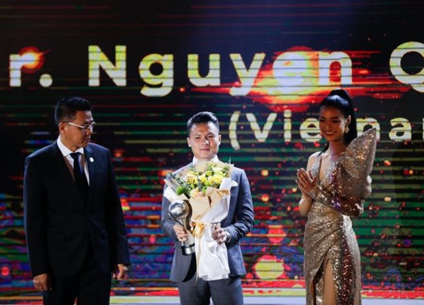 Vietnamese midfielder Nguyen Quang Hai named men's AFF Player of the Year at the award ceremony in Hanoi (Photo: VNA)