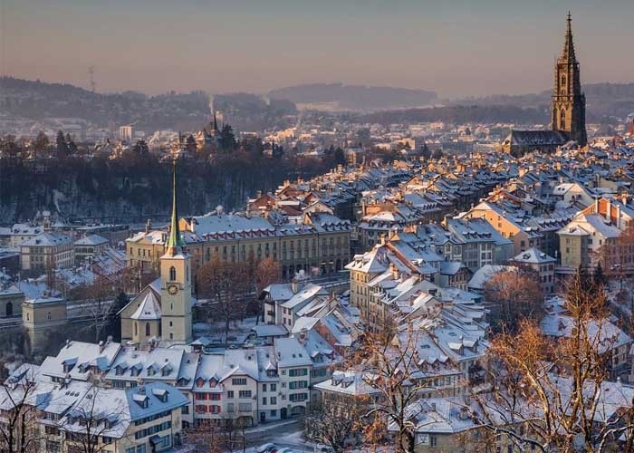 Mùa Giáng sinh ở Bern (Thụy Sỹ) sẽ có những khu chợ bày bán đa dạng mọi thứ hàng hóa, từ đồ trang trí cây thông Noel đến các món ăn truyền thống hấp dẫn đều đang chờ đón bạn.