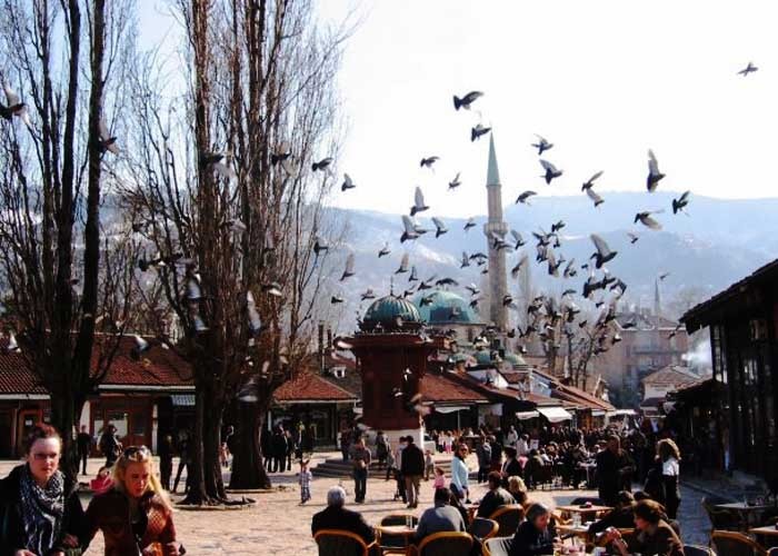 Sarajevo là thủ đô và là thành phố lớn nhất của đất nước Bosnia & Herzegovina. Thành phố là nơi chung sống của nhiều cộng đồng tôn giáo nên chẳng có gì lạ khi Giáng sinh là dịp lễ quan trọng tại đây. Mùa Giáng sinh, bạn có thể lưu trú tại các khách sạn, nhà nghỉ đầy đủ tiện nghi và lịch sự nhưng không quá đắt đỏ. Mọi thứ ở đây từ văn hóa đến lịch sử, con người hay ẩm thực rất đáng để bạn tìm hiểu. Nếu thích trượt tuyết, hãy lên núi Trebevic để thử sức trò chơi mạo hiểm này.