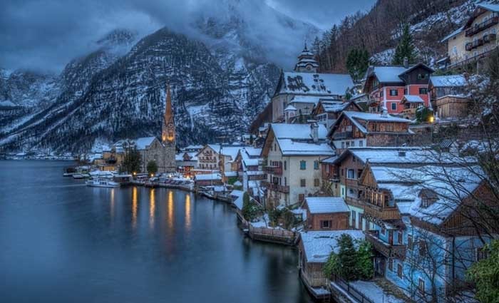 Khắp nơi trên đất nước Áo đều đẹp lung linh trong mùa Giáng sinh, đặc biệt là Hallstatt. Toạ lạc giữa hai thành phố Salzburg và Graz, Hallstatt là một trong những thị trấn lâu đời nhất châu Âu được UNESCO công nhận là di sản thế giới với vẻ đẹp như trong chuyện cổ tích. Mùa đông, khi tuyết phủ trắng xóa trên mái nhà cũng là thời điểm tuyệt nhất để nhấm nháp ly trà nóng bên cửa sổ cạnh hồ, giữa không gian tĩnh lặng và tận hưởng đêm Giáng sinh an lành.