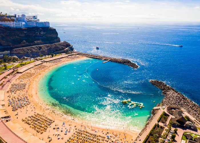 Nếu bạn muốn đón một mùa Giáng sinh ấm áp hơn, hãy đến Quần đảo Canaria (Tây Ban Nha) - một quần đảo gồm bảy hòn đảo có nguồn gốc núi lửa ở Đại Tây Dương, ngoài khơi phía tây bắc Châu Phi. Các hòn đảo này thuộc khu tự trị của đất nước Tây Ban Nha.  Bạn có thể thoải mái phơi mình trên các bãi biển tại đây, chờ đến đêm Giáng sinh, thưởng thức món gà tây truyền thống. Nghe có vẻ lạ lẫm, nhưng Canaria hoàn toàn có thể mang đến cho bạn một mùa Giáng sinh không có tuyết trắng và ấm áp tuyệt đối.