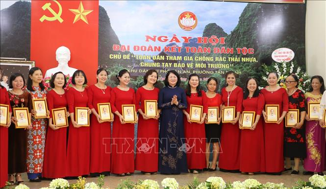 Phó Chủ tịch nước Đặng Thị Ngọc Thịnh trao quà tặng các gia đình văn hóa.