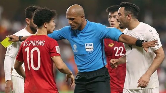 Referee Ahmed Al-Kaf (centre). — Photo AFC Read more at http://vietnamnews.vn/sports/538220/japanese-referee-to-take-charge-of-vn-vs-uae-match.html#sHrI9AVBg1lQxQ8E.99