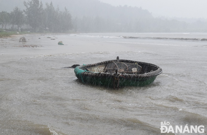 Một thúng máy của ngư dân bị trôi dạt vào bãi biển Bãi Ngang thuộc phường Thọ Quang, quận Sơn Trà.