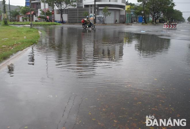 Ngã ba đường Chu Huy Mân - Hồ Hán Thương bị ngập nước cục bộ.