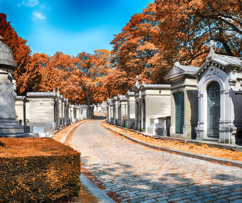 Nghĩa trang Pere Lachaise ở Paris có lẽ là nghĩa trang nổi tiếng nhất thế giới. Những người nổi tiếng như Jim Morrison, Oscar Wilde, Sarah Bernhardt và Amedeo Modigliani đang yên nghỉ tại đây.