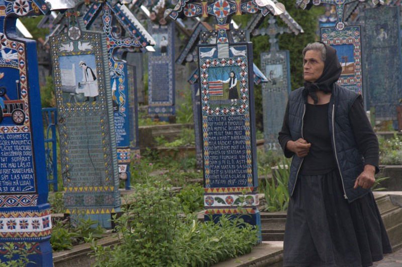 Nghĩa trang Vui vẻ (Cimitirul Vesel) là một nghĩa trang ở làng Săpânța, hạt Maramureş, Romania. Nó nổi tiếng với những ngôi mộ đầy màu sắc với những bức tranh thơ mộng mô tả cuộc sống của những người yên nghỉ tại đây. Nghĩa trang Vui vẻ đã trở thành một bảo tàng ngoài trời và là một điểm thu hút khách du lịch.