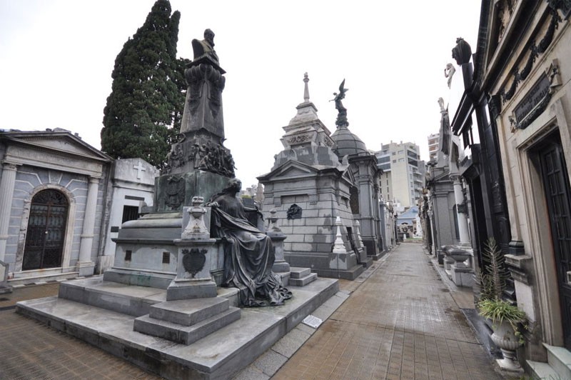 Nghĩa trang La Recoleta (Concreteerio de la Recoleta) ở thủ đô Buenos Aires, Argentina. Nơi đây có những ngôi mộ của những người nổi tiếng, như: Eva Perón, Tổng thống Argentina, người được giải thưởng Nobel, người sáng lập Hải quân Argentina và cháu gái của Napoleon.