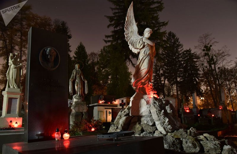 Các tác phẩm điêu khắc tượng đài bảo vệ các ngôi mộ, biến Nghĩa trang Lychakiv (TP Lviv, Ukraine) thành một bảo tàng mỹ thuật ngoài trời.