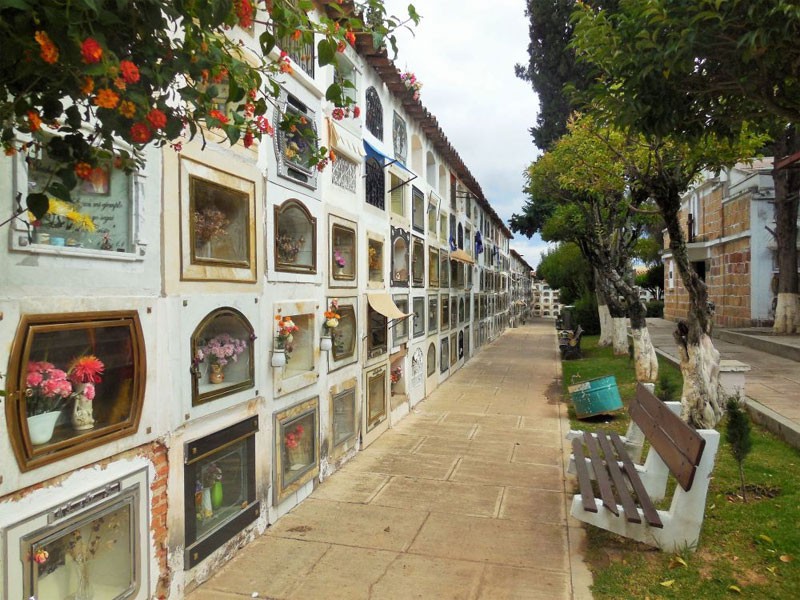 Nghĩa trang Sucre ở Bolivia có những con đường rộng, đẹp, với những hàng cây hai bên và những chiếc ghế dài rải rác dọc theo bãi cỏ của nghĩa trang.