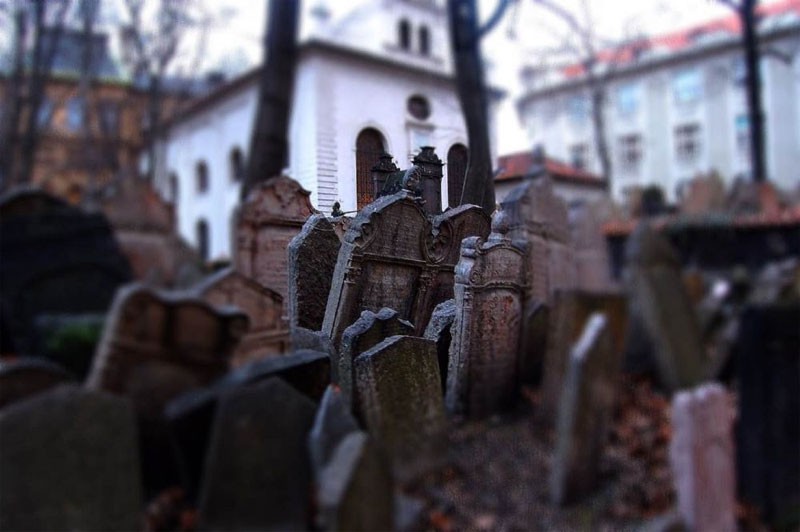 Nghĩa trang Do Thái cổ ở Prague, Cộng hòa Séc, là một trong những nghĩa trang lớn nhất ở châu Âu và là một trong những di tích lịch sử quan trọng nhất của người Do Thái ở Prague. Nó phục vụ từ nửa đầu thế kỷ 15 cho đến năm 1786.