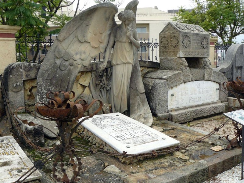 Nghĩa trang hiện đại tại Lloret de Mar (Tây Ban Nha) được thiết kế vào cuối thế kỷ 19 và được xây dựng cho đến đầu thế kỷ 20.
