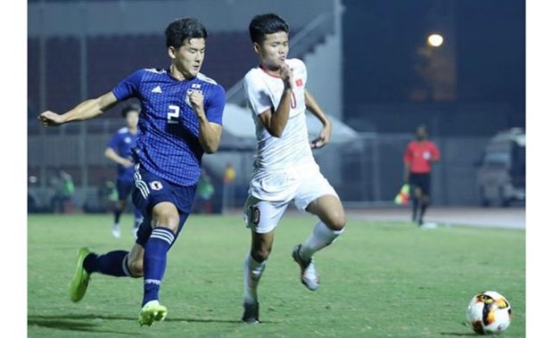 Players of Vietnam (in white) and Japan in the match at HCM City's Thong Nhat Stadium (Photo: nhandan.com.vn)