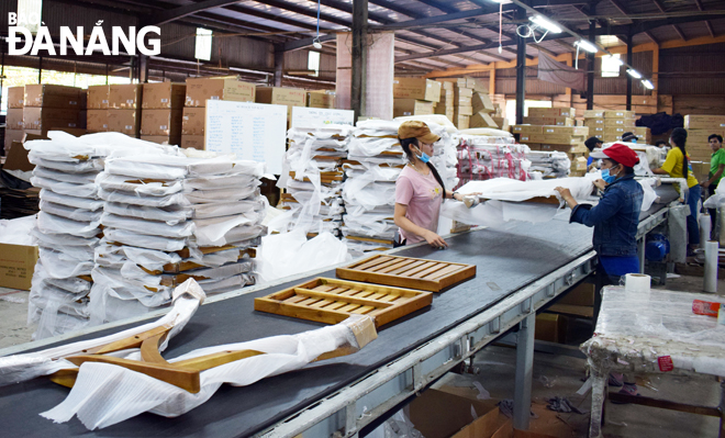 Workers at the Vinafor Da Nang Wood Processing Enterprise, based in the Hoa Khanh IP