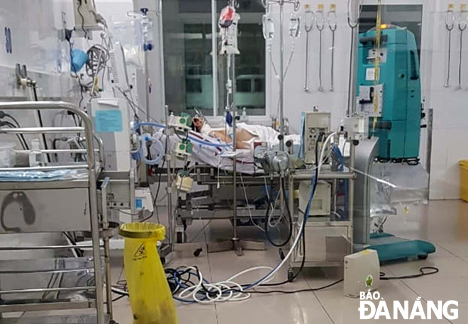 Photo: Thuan still requiring intensive treatment at the Da Nang General Hospital