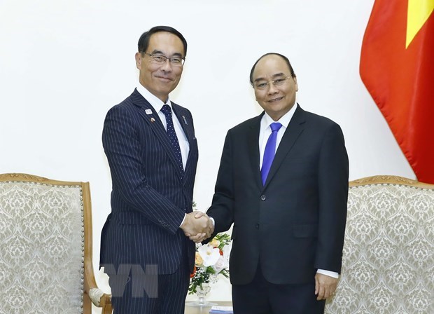 Prime Minister Nguyen Xuan Phuc (R) and Governor of Japan’s Saitama prefecture Motohiro Ono (Source: VNA)