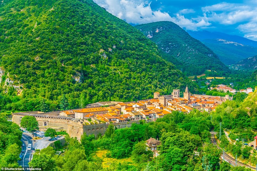 Nằm cách sân bay Perpignan-Rivesaltes 34 dặm là ngôi làng xinh đẹp Villefranche-de-Conflent ở sâu trong một thung lũng. (Nguồn: Shutterstock)