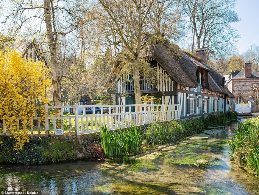 Ngôi làng ven biển Veules-les-Roses, gần Dieppe ở Normandy, đã có người ở từ thế kỷ thứ 4. Ngôi làng từng giải thưởng Ngôi làng đẹp nhất nước Pháp năm 2017. (Nguồn: Shutterstock)