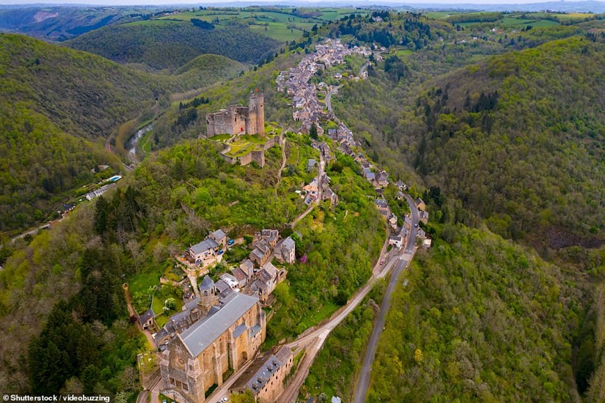 Làng Najac ở miền Nam nước Pháp, nằm ở độ cao 1.115ft giữa những hẻm núi hoang dã, nơi nổi tiếng với pháo đài có từ thế kỷ 12. (Nguồn: Shutterstock)