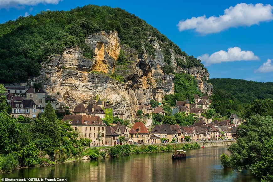 Behold La Roque-Gageac, một ngôi làng bên dòng sông Dordogne, du khách có thể đi thuyền để khám phá vẻ đẹp của ngôi làng này. (Nguồn: Shutterstock)