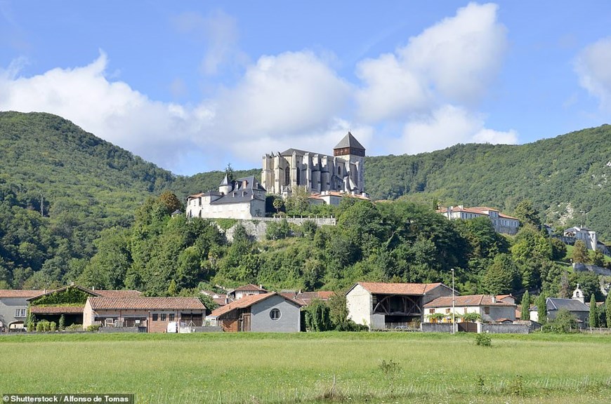 Làng Saint-Bertrand-de-Comminges, nằm ở độ cao 1.700ft so với mực nước biển gần Pyrenees, được đặt theo tên của vị giám mục đã xây dựng Nhà thờ Ste-Marie. Ngôi làng có lịch sử lâu đời, có từ năm 72 trước Công Nguyên và được cho là nơi lưu vong của Vua Herod. (Nguồn: Shutterstock)