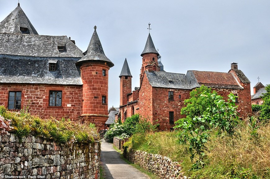 Ngôi làng Collonges-la-Rouge nằm ở biên giới giữa Limousin và Quercy, nổi bật với những tòa nhà bằng sa thạch đỏ. (Nguồn: Shutterstock)