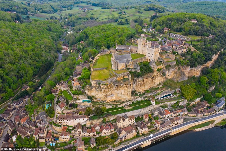 Được xây dựng vào các vách dọc theo sông Dordogne, làng Beynac-et-Cazenac là một cụm các ngôi nhà bằng đá màu nâu đất và những con đường hẹp kỳ lạ. (Nguồn: Shutterstock)