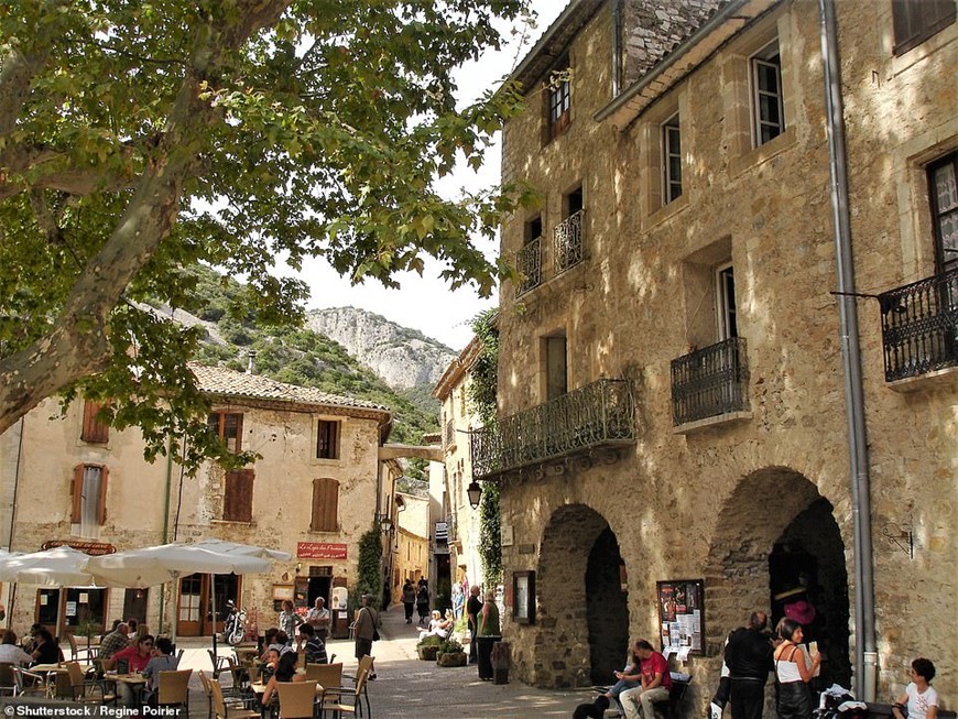 Ngôi làng Saint-Guilhem-le-Desert là một trong những điểm đến không thể bỏ lỡ của Languedoc, với nững ngôi nhà xây dựng từ thời trung cổ. (Nguồn: Shutterstock)