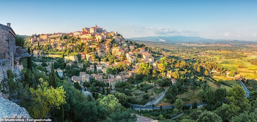 Một trong những ngôi làng đẹp nhất nước Pháp, Gordes nằm trên đỉnh đồi tuyệt đẹp nhất của Provence, Gorges từ lâu đã quyến rũ các nghệ sỹ và khách du lịch từ khắp nơi trên thế giới với bầu không khí yên bình và khung cảnh ấn tượng ở rìa cao nguyên Vaucluse. (Nguồn: Shutterstock)