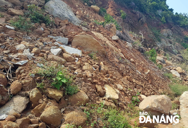 A volume of soil and stones have spilled out onto a road leading to the Son Tra Peninsula after heavy rains have lashed across the city.