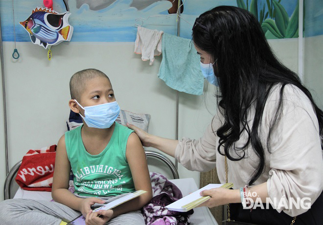 Đều đặn hằng tháng, chị Hà đều đến bệnh viện Ung bướu Đà Nẵng thăm và trao quà cho các bệnh nhi.