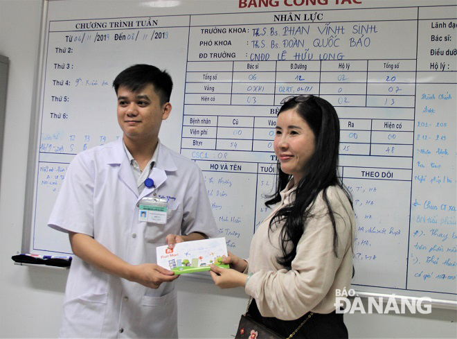 Chị Hà (phải) trao hỗ trợ viện phí cho trường hợp bệnh nhân cho hoàn cảnh khó khăn thông qua bác sĩ.