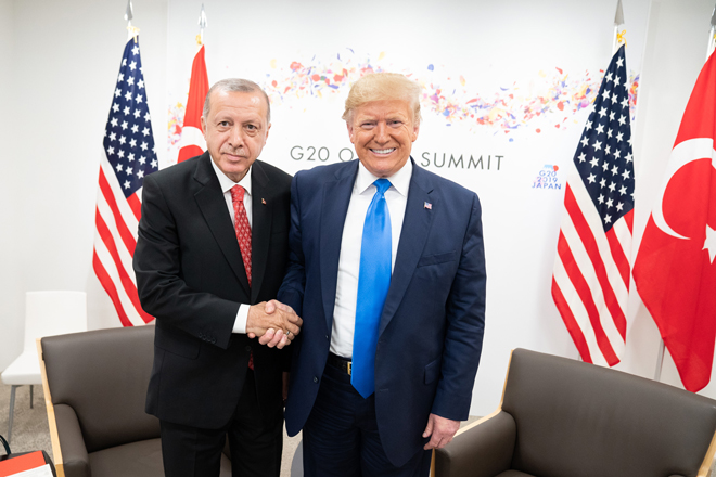 Tổng thống Thổ Nhĩ Kỳ Recep Tayyip Erdogan (trái) gặp gỡ Tổng thống Mỹ Donald Trump tại hội nghị thượng đỉnh G20 ở Osaka (Nhật Bản) ngày 29-6-2019. 		Ảnh: armenianweekly.com