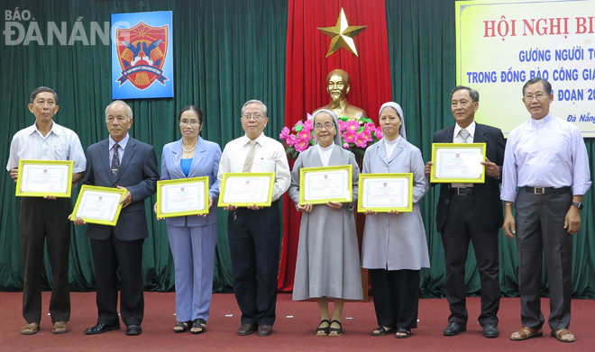 Khen thưởng các tập thể có thành tích xuất sắc trong phong trào thi đua của đồng bào Công giáo thành phố.