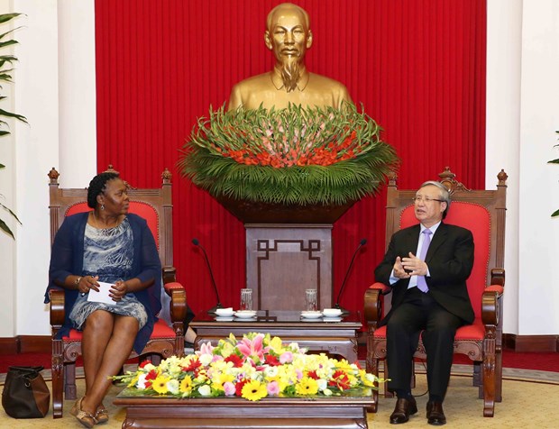Tran Quoc Vuong, Politburo member and standing member of the Party Central Committee’s Secretariat (R), and Emilia Moiane, member of the Central Committee of the ruling Mozambique Liberation Front (Frelimo) and Director of the Mozambique Information Office (Gabinfo) (Photo: VNA)