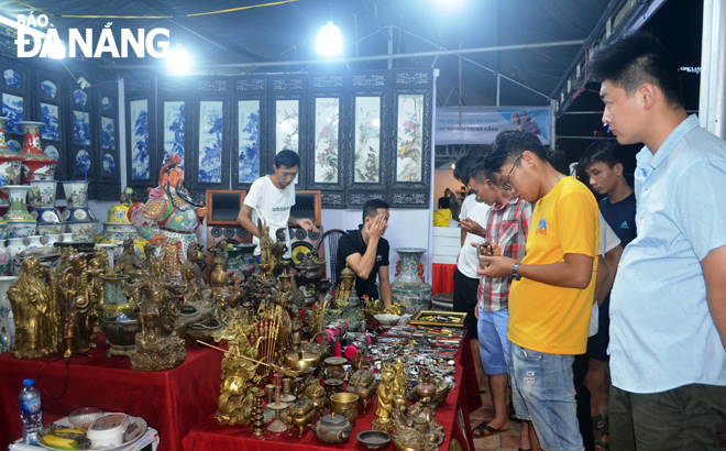 Shopping and entertainment venues stimulate visitors’ spending. Tourists are pictured shopping at a local night market.