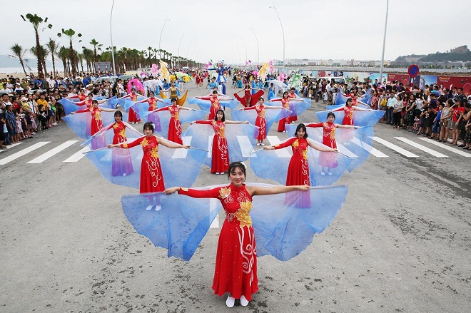 Lễ hội Carnaval Hạ Long ngày càng thu hút du khách nhờ các chương trình biểu diễn hấp dẫn.