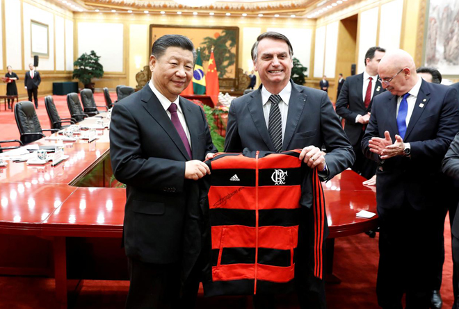 Chủ tịch Trung Quốc Tập Cận Bình (trái) tặng quà lưu niệm cho Tổng thống Brazil Jair Bolsonaro khi nhà lãnh đạo quốc gia Mỹ Latinh đến Bắc Kinh hồi tháng 10.  							              Ảnh: Reuters