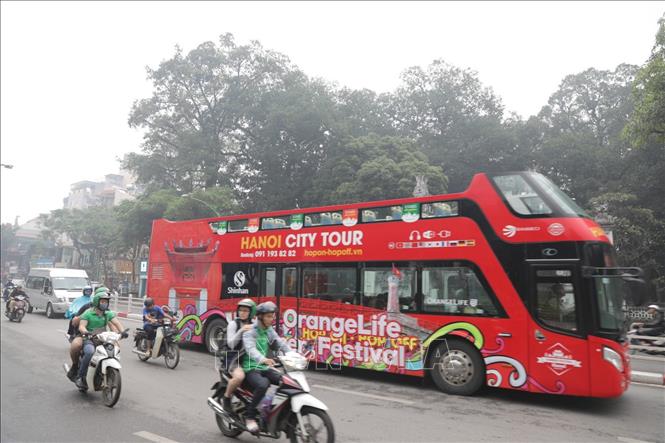 Hiện tượng bụi mịn, sương mù quang học gây ô nhiễm không khí ở Hà Nội dịch vụ xe du lịch quanh Hà Nội không có khách (ảnh chụp sáng 13-11-2019). Ảnh: Thành Đạt/TTXVN