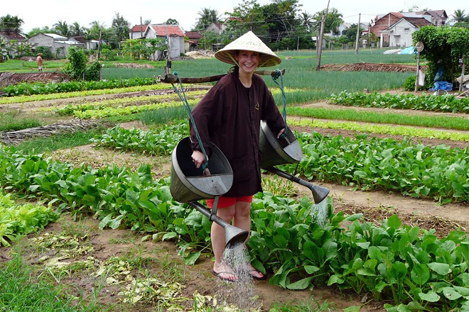 Trải nghiệm làm nông dân thực thụ thu hút cả du khách trong và ngoài nước.