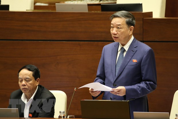 Bộ trưởng Bộ Công an Tô Lâm giải trình ý kiến của đại biểu Quốc hội. (Ảnh: Dương Giang/TTXVN)