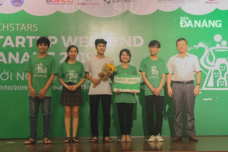 The 7UP Team members receiving first prize at the Techstars Startup Weekend Da Nang 2019