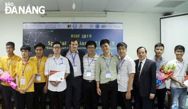 Trao giải Cuộc thi sáng tạo Smart Campus-2019 cho sinh viên Đại học Đà Nẵng.