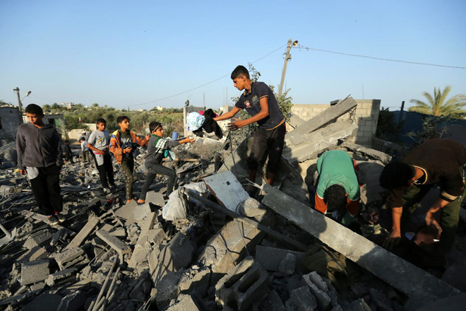 Một ngôi nhà bị phá hủy trong cuộc không kích của Israel ở dải Gaza ngày 14-11. 		    Ảnh: Reuters