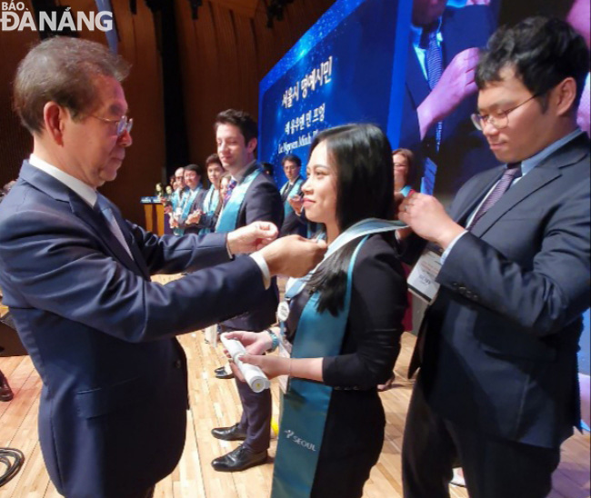 Le Nguyen Minh Phuong receiving the Seoul Honourary Citizenship award in Seoul, South Korea, on 13 November (Photo courtesy of Phuong)